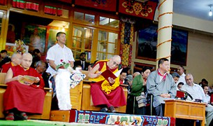 ༸གོང་ས་མཆོག་དགུང་ལོ་༧༥་ལ་ཕེབས་པ། ༸གོང་ས་མཆོག་དགུང་ལོ་༧༥་ལ་ཕེབས་པ།