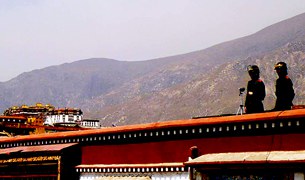 རྒྱ་ནག་གི་ལྷ་སར་དམ་བསྒྲགས་བྱེད་པ། རྒྱ་ནག་གི་ལྷ་སར་དམ་བསྒྲགས་བྱེད་པ།
