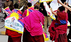 ཁང་དམར་དགོན་པའི་གྲྭ་བ་གཉིས་ནས་ངོ་རྒོལ། ཁང་དམར་དགོན་པའི་གྲྭ་བ་གཉིས་ནས་ངོ་རྒོལ།