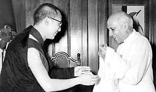 ༸གོང་ས་མཆོག་བཞུགས་སྒར་དུ་ཞབས་སོར་འཁོད་ལུགས། ༸གོང་ས་མཆོག་བཞུགས་སྒར་དུ་ཞབས་སོར་འཁོད་ལུགས།