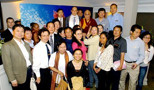 ༸གོང་ས་མཆོག་ནས་རྒྱ་རིཊ་ཁག་ལ་མཇལ་ཁ་གནང་བ། ༸གོང་ས་མཆོག་ནས་རྒྱ་རིཊ་ཁག་ལ་མཇལ་ཁ་གནང་བ།