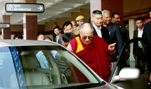 ༸གོང་ས་མཆོག་བཞུཊ་སྒར་དུ་ཞབས་སོར་འཁོད། ༸གོང་ས་མཆོག་བཞུཊ་སྒར་དུ་ཞབས་སོར་འཁོད།