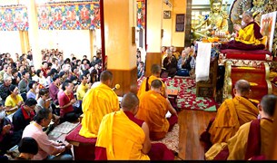 བཞུགས་སྒར་དུ་བཀའ་ཆོས་མཇུག་སྒྲིལ་གནང་བ། བཞུགས་སྒར་དུ་བཀའ་ཆོས་མཇུག་སྒྲིལ་གནང་བ།