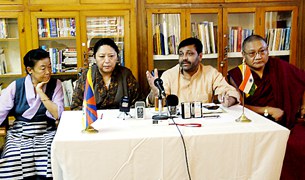 ཇྰ་ནྰ་ཏྰ་དལ་ཚོགས་པའི་དྲུང་ཆེ་བཞུགས་སྒར་དུ་ཕེབས་པ། ཇྰ་ནྰ་ཏྰ་དལ་ཚོགས་པའི་དྲུང་ཆེ་བཞུགས་སྒར་དུ་ཕེབས་པ།