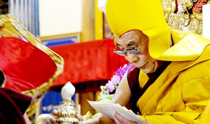 བཙན་བྱོལ་བོད་གཞུང་མང་ནས་༸གོང་ས་མཆོག་ལ་བརྟན་བཞུཊ། བཙན་བྱོལ་བོད་གཞུང་མང་ནས་༸གོང་ས་མཆོག་ལ་བརྟན་བཞུཊ།