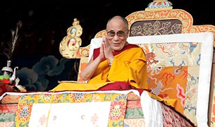 བོད་གཞུང་མང་ཡོངས་ནས་༸གོང་ས་མཆོག་ལ་བརྟན་བཞུགས། བོད་གཞུང་མང་ཡོངས་ནས་༸གོང་ས་མཆོག་ལ་བརྟན་བཞུགས།