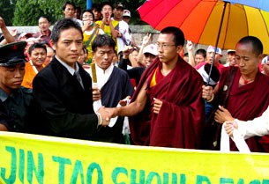 བལ་ཡུལ་རྒྱ་ནག་གཞུང་ཚབ་ཁང་མདུན་དུ་ངོ་རྒོལ། བལ་ཡུལ་རྒྱ་ནག་གཞུང་ཚབ་ཁང་མདུན་དུ་ངོ་རྒོལ།