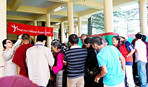 ཐེ་དབན་སྨན་པ་ཚོགས་པ་ཞིག་བཞུགས་སྒར་དུ་ཕེབས་པ། ཐེ་དབན་སྨན་པ་ཚོགས་པ་ཞིག་བཞུགས་སྒར་དུ་ཕེབས་པ།