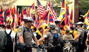 བོད་མི་དང་བོད་དོན་རྒྱབ་སྐྱོར་བས་རྒྱ་ནག་སྲིད་འཛིན་ལ་ངོ་རྒོལ། བོད་མི་དང་བོད་དོན་རྒྱབ་སྐྱོར་བས་རྒྱ་ནག་སྲིད་འཛིན་ལ་ངོ་རྒོལ།