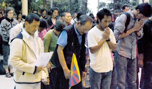 བོད་ཀྱི་གཞོན་ནུ་ལྷན་ཚོཊ་ནས་རྒྱ་གཞུང་ལ་ངོ་རྒོལ། བོད་ཀྱི་གཞོན་ནུ་ལྷན་ཚོཊ་ནས་རྒྱ་གཞུང་ལ་ངོ་རྒོལ།