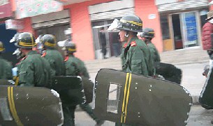 དཀར་མཛེས་ཁུལ་དུ་ངོ་རྒོལ་མུ་མཐུད་བྱེད་པ། དཀར་མཛེས་ཁུལ་དུ་ངོ་རྒོལ་མུ་མཐུད་བྱེད་པ།
