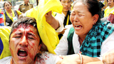 སོ་སོའི་མགོ་ལ་རྡོ་གཞུས་ནས་ངོ་རྒོལ།