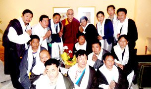 ༸གོང་ས་མཆོག་ནས་ཆུ་བཞི་སྒང་དྲུག་གི་རྒྱུན་ལས་ཚོར་མཇལ་ཁ། ༸གོང་ས་མཆོག་ནས་ཆུ་བཞི་སྒང་དྲུག་གི་རྒྱུན་ལས་ཚོར་མཇལ་ཁ།