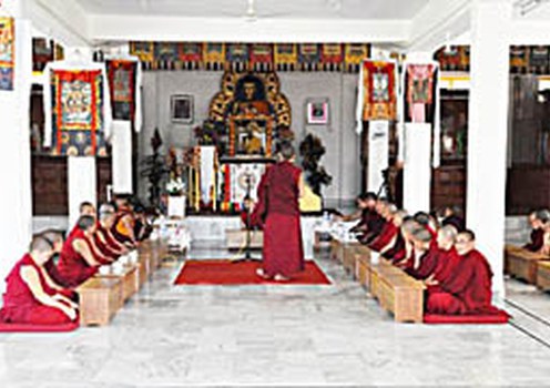 ལོ་རྒྱུས་རང་བཞིན་ལྡན་པའི་རིམ་པ་དང་པོའི་དགེ་བཤེས་མའི་རྩོད་རྒྱུགས།