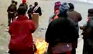འཛམ་ཐང་ཁུལ་དུ་བུད་མེད་གཅིག་ནས་རང་ལུས་མེ་སྲེག འཛམ་ཐང་ཁུལ་དུ་བུད་མེད་གཅིག་ནས་རང་ལུས་མེ་སྲེག