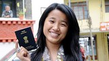 བོད་མི་ཞིག་ལ་རྒྱ་གར་མི་སེར་གྱི་ཕྱག་འཁྱེར་ཐོབ་པ།