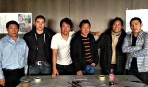 སུད་སིའི་ནང་གཞོན་སྐྱེས་ཁག་གིས་དང་བླངས་ཞབས་ཞུ་གནང་བཞིན་པ། སུད་སིའི་ནང་གཞོན་སྐྱེས་ཁག་གིས་དང་བླངས་ཞབས་ཞུ་གནང་བཞིན་པ།
