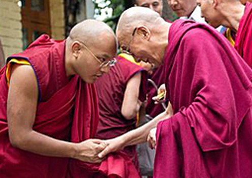  ༸གོང་ས་མཆོག་ནས་རྒྱལ་བ་ཀརྨ་པ་རིན་པོ་ཆེ་མཆོག་ལ་འཚམས་འདྲི་གནང་བཞིན་པ།