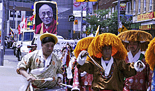 ཀེ་ན་ཌའི་གྲོང་ཁྱེར་ཊོ་རོན་ཊོ་རུ་སྐུའི་འཁྲུངས་སྐར་སྲུང་བརྩི་ཟབ་རྒྱས་ཞུས་འདུག