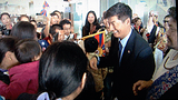 བཀའ་ཁྲི་མཆོག་ནས་མི་དམངས་ལ་བཀའ་སློབ་གནང༌།