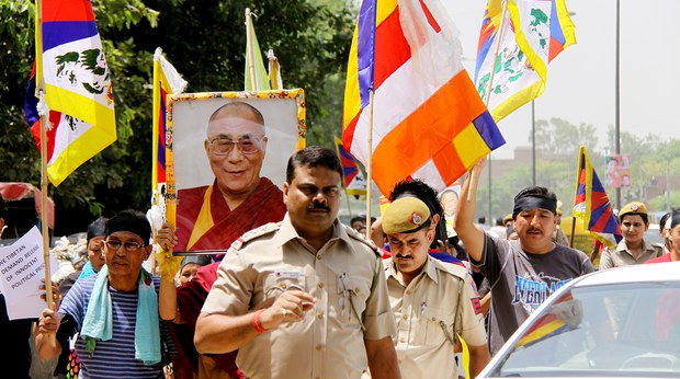 བཙོན་ཁང་ནང་བཙོན་རོགས་རྒན་པས་ཉེས་རྡུང་། བཙོན་ཁང་ནང་བཙོན་རོགས་རྒན་པས་ཉེས་རྡུང་།