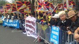 རྒྱལ་ཚོགས་མདུན་བོད་མིས་རྔམ་སྟོན་སྐད་འབོད།