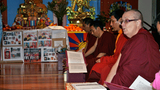 ཨོ་སི་ཀྲོ་ལི་ཡར་མཆོད་འབུལ་གནང༌།