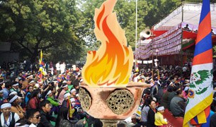 བདེན་པའི་མེ་ལྕེ་སྐོར་བསྐྱོད་ལ་ཕྱི་མིག་བལྟས་པ། བདེན་པའི་མེ་ལྕེ་སྐོར་བསྐྱོད་ལ་ཕྱི་མིག་བལྟས་པ།