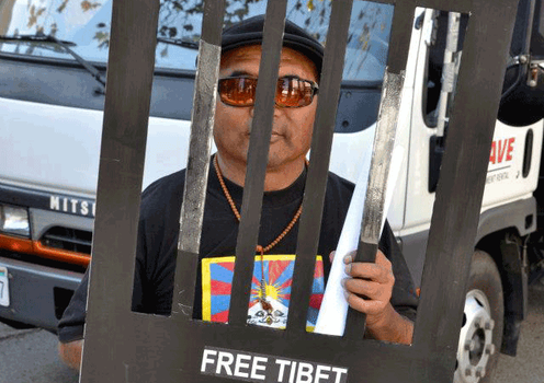 ཀེ་ལི་ཕོར་ནི་ཡའི་ནང་བསྟན་པ་འཇམ་དབྱངས་ལགས་ནས་རྒྱ་ནག་གཞུང་ཚབ་མདུན་ལྷག་དཀར་ཉིན་མོ་སྲུང་བརྩི་ཞུ་བཞིན་པ།