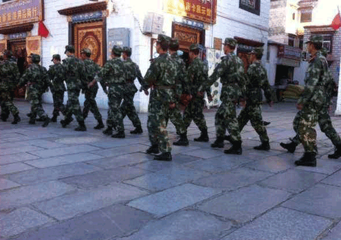དར་དམར་སྒྲེང་འཛུགས་དང་རྒྱལ་ལ་དགའ་ཞེན་སློབ་གསོའི་ལས་འགུལ་ལ་ངོས་ལེན་མ་བྱས་པར་བརྟེན་ད་ཆ་འབྲི་རུ་ཁུལ་དུ་དཔུང་དམག་འགྲེམས་འཇོགས་བྱས་པ།