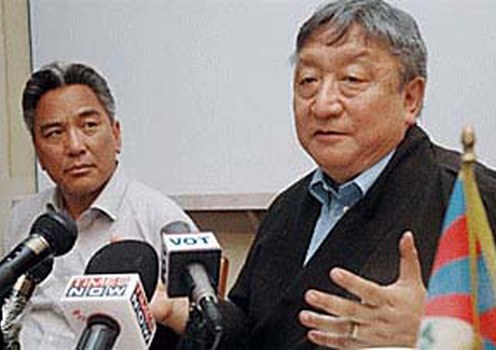 དམིགས་བསལ་སྐུ་ཚབ་ནས་གསར་འགོད་ལྷན་ཚོགས་གནང་བཞིན་པ།