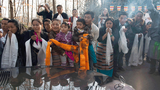 སུད་སི་རི་ཀོང་ཆོས་འཁོར་དགོན་དུ་༸གོང་ས་མཆོག་ལ་ཕེབས་བསུ་ཞུ་བཞིན་པ།