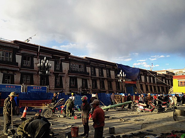 ལྷ་ས་སྐྱོབ་རོགས་ཞེས་པའི་རྩོམ་ཡིག