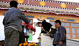 ཕེབས་བསུའི་གྲ་སྒྲིག་ཞུ་བཞིན་པ། ཕེབས་བསུའི་གྲ་སྒྲིག་ཞུ་བཞིན་པ།