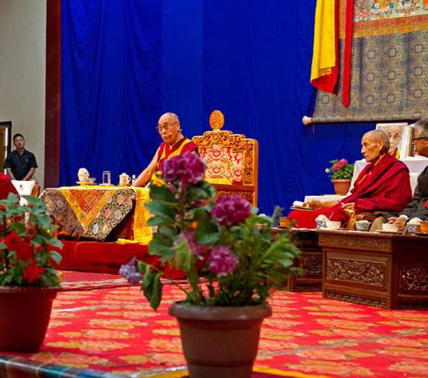 དགེ་ལུགས་རྒྱལ་ཡོངས་ཚོགས་ཆེན་ཐེངས་དང་པོ། དགེ་ལུགས་རྒྱལ་ཡོངས་ཚོགས་ཆེན་ཐེངས་དང་པོ།