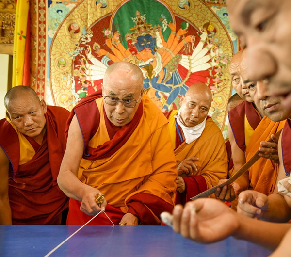 ༸གོང་ས་མཆོག་དབུ་བཞུགས་ཀྱིས་དཀྱིལ་འཁོར་བཞེང་བཞིན་པ། ༸གོང་ས་མཆོག་དབུ་བཞུགས་ཀྱིས་དཀྱིལ་འཁོར་བཞེང་བཞིན་པ།