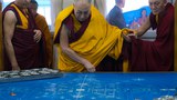 ༧གོང་ས་མཆོག་གིས་དུས་འཁོར་དབང་ཆེན་གྱི་དཀྱིལ་འཁོར་ཐིག་རྩ་འཐེན་གནང་བཞིན་པ། ༢༠༡༧།༡།༣