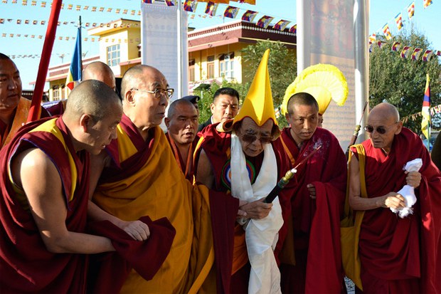 རྗེ་ཙོང་ཁ་པ་ཆེན་པོས་འགྲེལ་པ་བཞི་སྦྲགས་ལྗགས་རྩོམ་མཛད་ནས་ལོ་ངོ་༦༠༠འཁོར། རྗེ་ཙོང་ཁ་པ་ཆེན་པོས་འགྲེལ་པ་བཞི་སྦྲགས་ལྗགས་རྩོམ་མཛད་ནས་ལོ་ངོ་༦༠༠འཁོར།