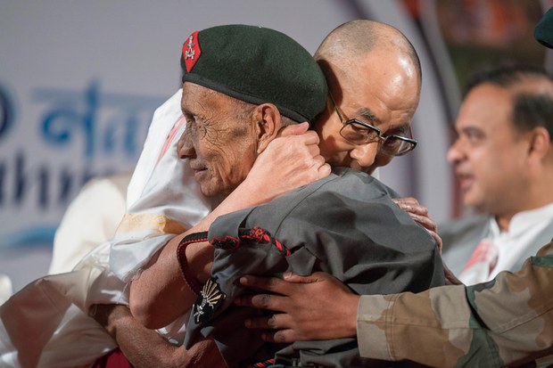 ༧གོང་ས་མཆོག་གིས་མི་ལོ་༥༨་སྔོན་སྐུ་ཉིད་ཕེབས་སྐྱེལ་དང་སྐུ་སྲུང་གནང་མཁན་རྒྱ་གར་གྱི་མཐའ་མཚམས་ཀྱི་དམག་མི་ཞིག་དང་མཇལ་འཕྲད་གནང་སྐབས། ༢༠༡༧།༤།༢ ༧གོང་ས་མཆོག་གིས་མི་ལོ་༥༨་སྔོན་སྐུ་ཉིད་ཕེབས་སྐྱེལ་དང་སྐུ་སྲུང་གནང་མཁན་རྒྱ་གར་གྱི་མཐའ་མཚམས་ཀྱི་དམག་མི་ཞིག་དང་མཇལ་འཕྲད་གནང་སྐབས། ༢༠༡༧།༤།༢