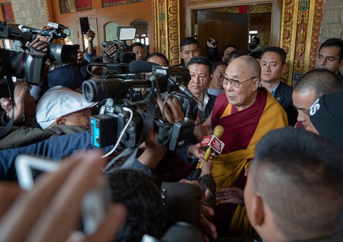 ༧གོང་ས་༧སྐྱབས་མགོན་ཆེན་པོ་མཆོག་ནས་ཐུབ་བསྟན་དར་ཡར་གླིང་དགོན་པའི་ཕྱི་ལོགས་ལ་གསར་འགོད་པར་བཀའ་མོལ་གནང་བཞིན་པ།