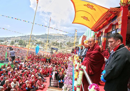 ༧གོང་ས་༧སྐྱབས་མགོན་ཆེན་པོ་མཆོག་གིས་མོན་རྟ་དབང་ནང་མང་ཚོགས་ཁྲི་ཚོ་འགའ་ཤས་ལ་སྒོམ་རིམ་བར་པའི་སྒོ་ནས་ཆོས་འབྲེལ་གསུང་ཆོས་གནང་བ།