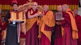 གོང་ས་མཆོག་གི་བཀའ་དྲིན་རྗེས་དྲན་ཆེད་གཟིགས་རྟགས་འབུལ་ལམ་ཞུས་པ།