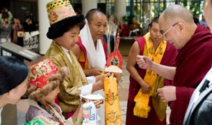 ༸གོང་ས་མཆོག་ལོང་སྦིཆ་རུ་ཞབས་སོར་འཁོད་པ། ༸གོང་ས་མཆོག་ལོང་སྦིཆ་རུ་ཞབས་སོར་འཁོད་པ།
