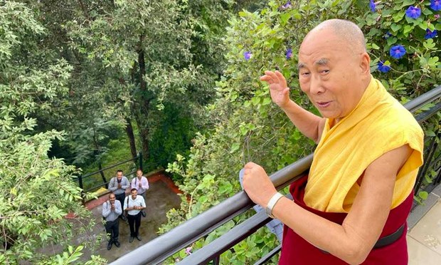 ༧གོང་ས་༧སྐྱབས་མགོན་ཆེན་པོ་མཆོག་གི་སྔ་དྲོའི་ཞབས་འཆམ་སྐབས་༧རྒྱལ་བའི་ཕོ་བྲང་གི་འདིངས་གཡབ་ནས་༧སྐུའི་སྲུང་བྱ་ཞབས་ཞུ་བ་རྒྱ་གར་བའི་སྐོར་སྲུང་བ་དང་ལྷན་ཞལ་མོལ་མཛད་བཞིན་པ། དཔར་ལེན་པ་སྐུ་ཞབས་བསྟན་འཛིན་འཇམ་དཔལ།