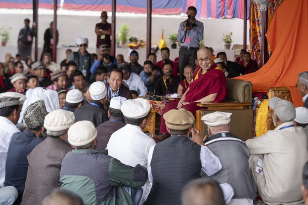 ༧གོང་ས་མཆོག་ནས་ལ་དྭགས་ལྡུམ་རྭའི་ཁ་ཆེ་ཚོར་བཀའ་སློབ་གནང་སྐབས།