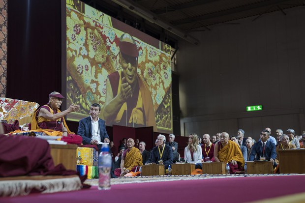 ཨི་ཌ་ལིའི་གསུང་ཆོས་སྐབས་ཀྱི་བཀའ་སློབ་དང་ཡུ་རོབ་ཀྱི་ཆིབས་བསྒྱུར་མཛད་འཕྲིན།