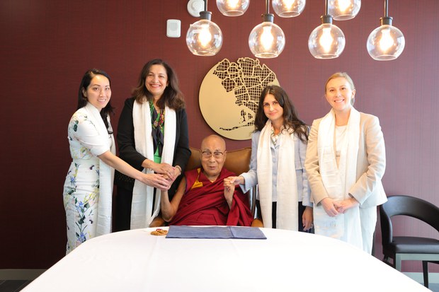 ཨ་རིའི་བོད་དོན་དམིགས་བསལ་འབྲེལ་མཐུད་སྐུ་ཚབ་ནིའུ་ཡོག་ཏུ་ཆེད་ཕེབས་ཀྱིས་༧གོང་ས་སྐྱབས་མགོན་ཆེན་པོ་མཆོག་མཇལ་ཁ་ཞུས་ཡོད་པ། ཨ་རིའི་བོད་དོན་དམིགས་བསལ་འབྲེལ་མཐུད་སྐུ་ཚབ་ནིའུ་ཡོག་ཏུ་ཆེད་ཕེབས་ཀྱིས་༧གོང་ས་སྐྱབས་མགོན་ཆེན་པོ་མཆོག་མཇལ་ཁ་ཞུས་ཡོད་པ།