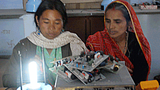 ཏི་ལོ་ནི་རྐན་རྗེན་མའི་སློབ་གྲྭར་ཞབས་སོར་འཁོད།