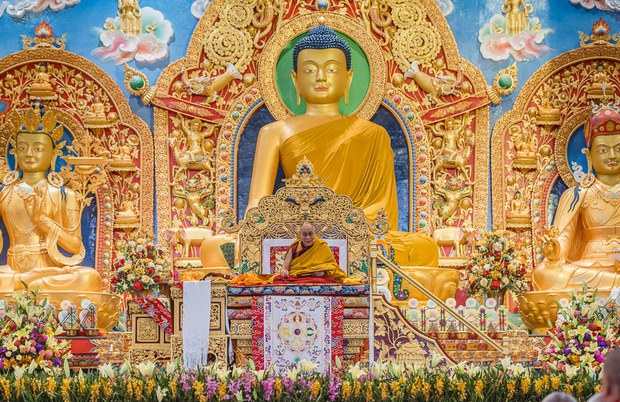 རྫོང་དཀར་ཆོས་སྡེ་ནས་༸གོང་ས་མཆོག་ལ་བརྟན་བཞུགས་བསྟར་འབུལ་ཞུས་པ།