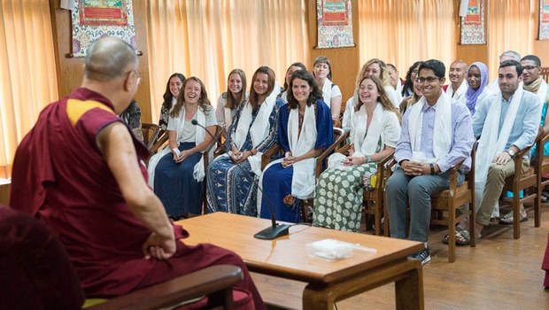 ཨེ་མོ་རི་སློབ་ཕྲུག་ནང་ཆོས་སློབ་གཉེར་ཆེད་བཞུགས་སྒར་དུ་ཕེབས་པ། ཨེ་མོ་རི་སློབ་ཕྲུག་ནང་ཆོས་སློབ་གཉེར་ཆེད་བཞུགས་སྒར་དུ་ཕེབས་པ།